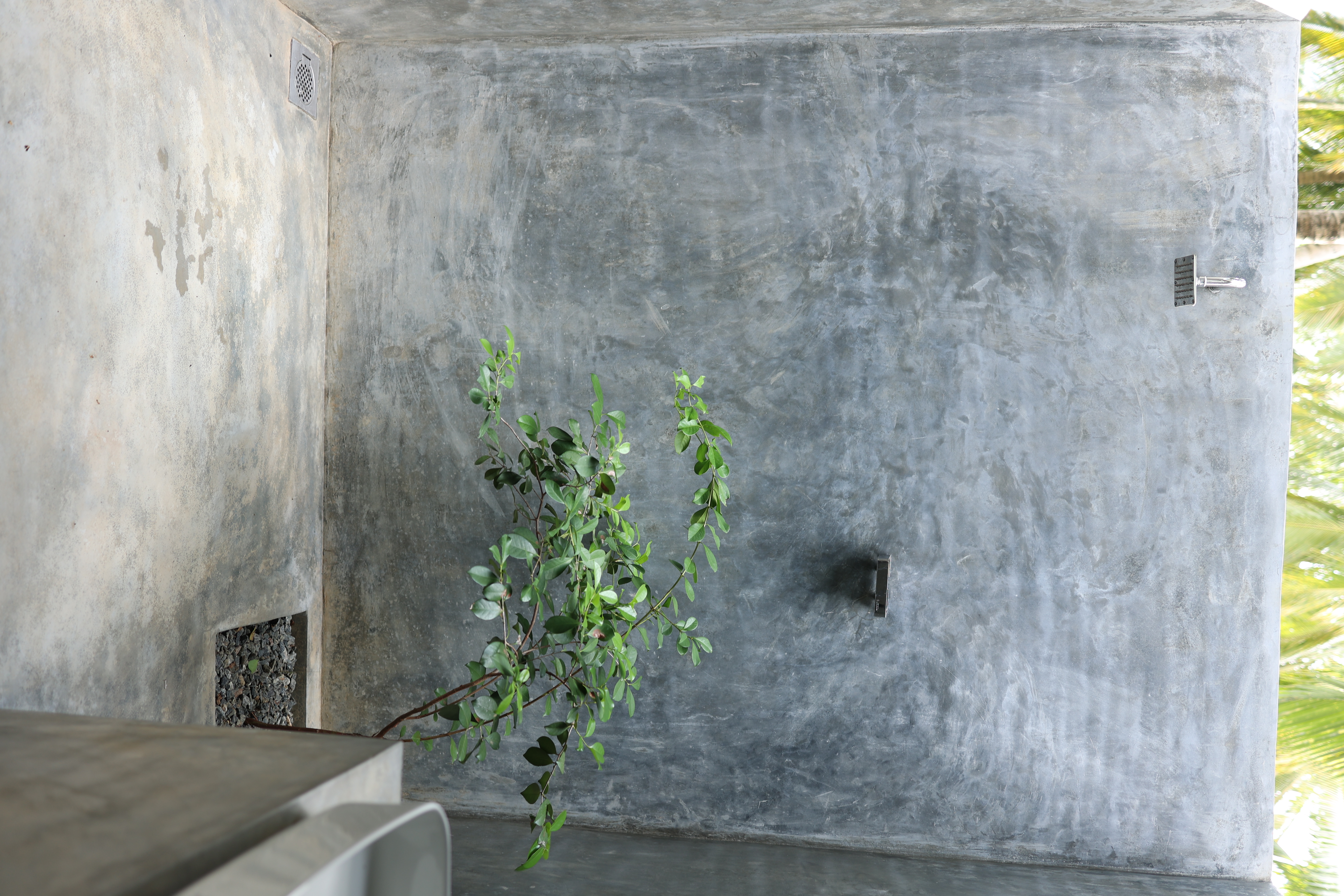 Open-air bathroom under the sky